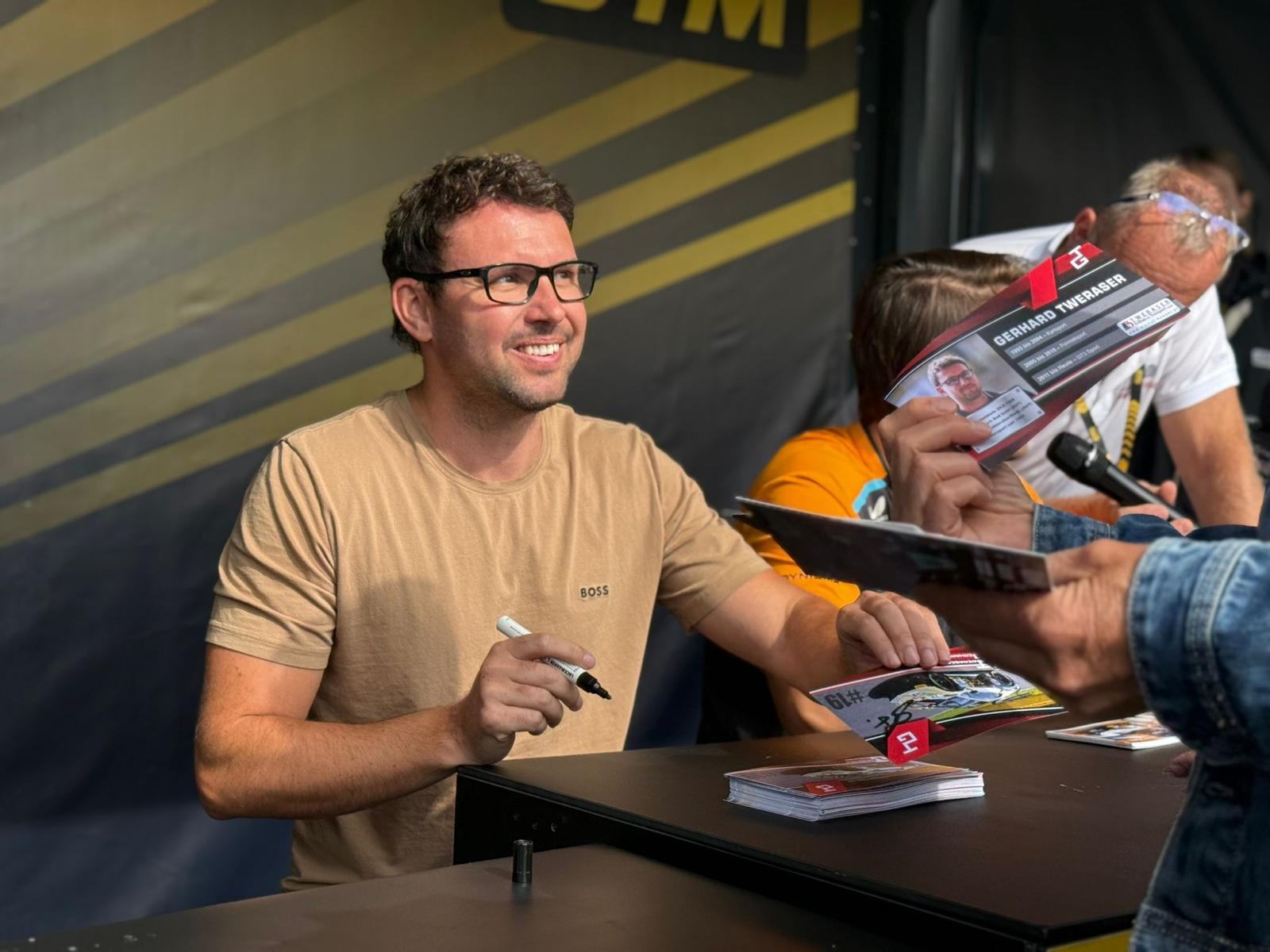 Gerhard Tweraser gibt Autogramme