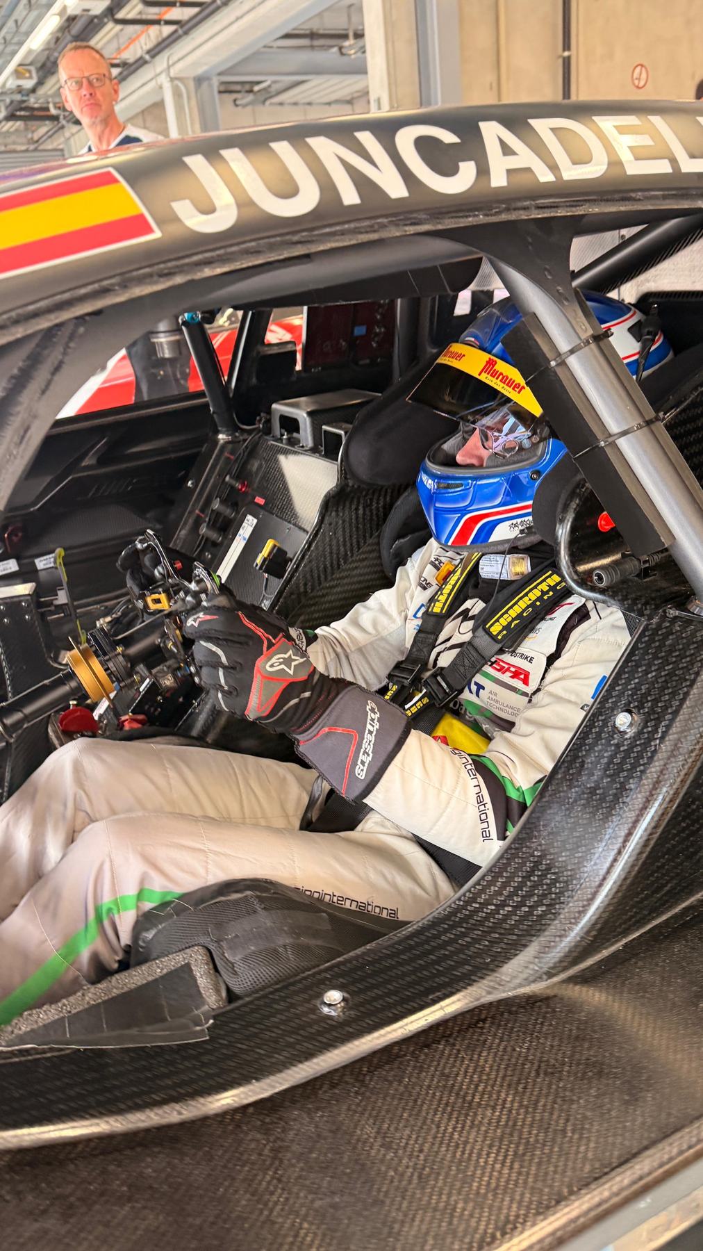 Gerhard Tweraser im Cockpit mit Murauer-Helm