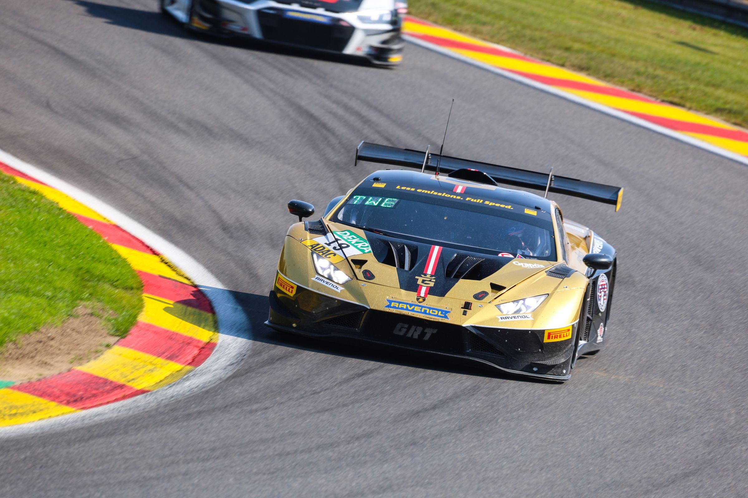 Goldener Lamborghini Huracán GT3 #19 in Spa-Francorchamps