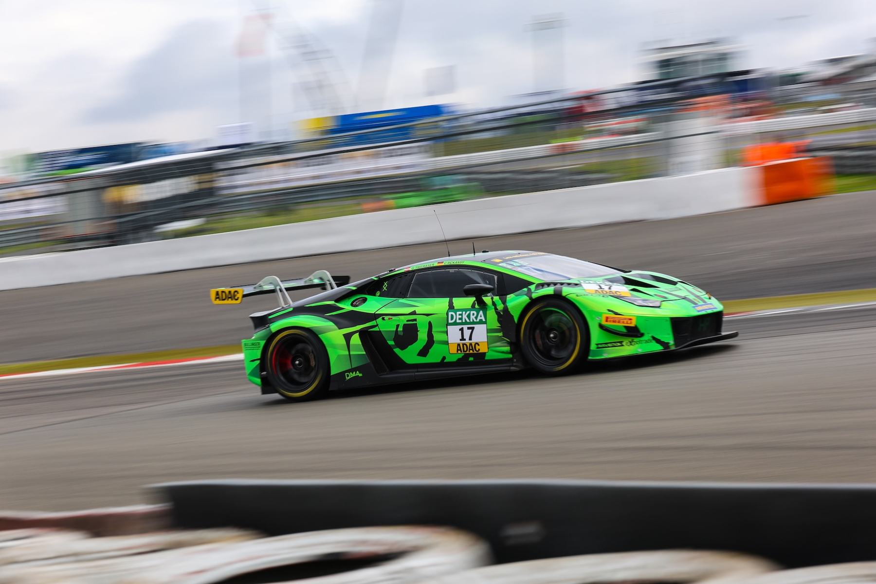 Lamborghini #17 im Mitzieher am Nürburgring