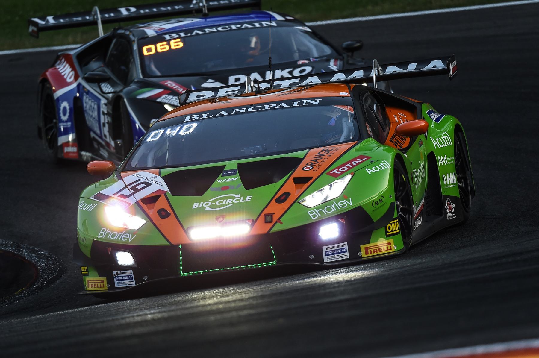 Lamborghini #19 mit Scheinwerfern im Duell