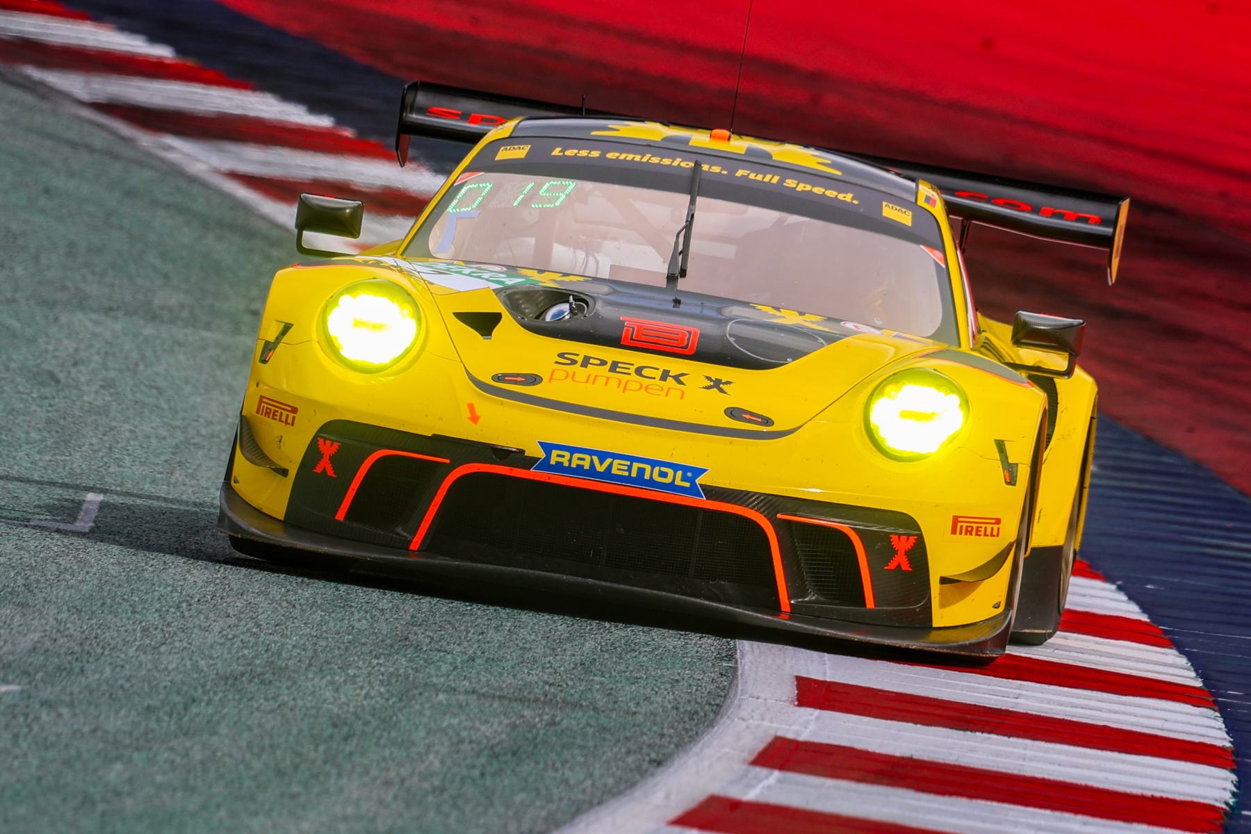 Gelber Porsche 911 GT3 R am Red Bull Ring