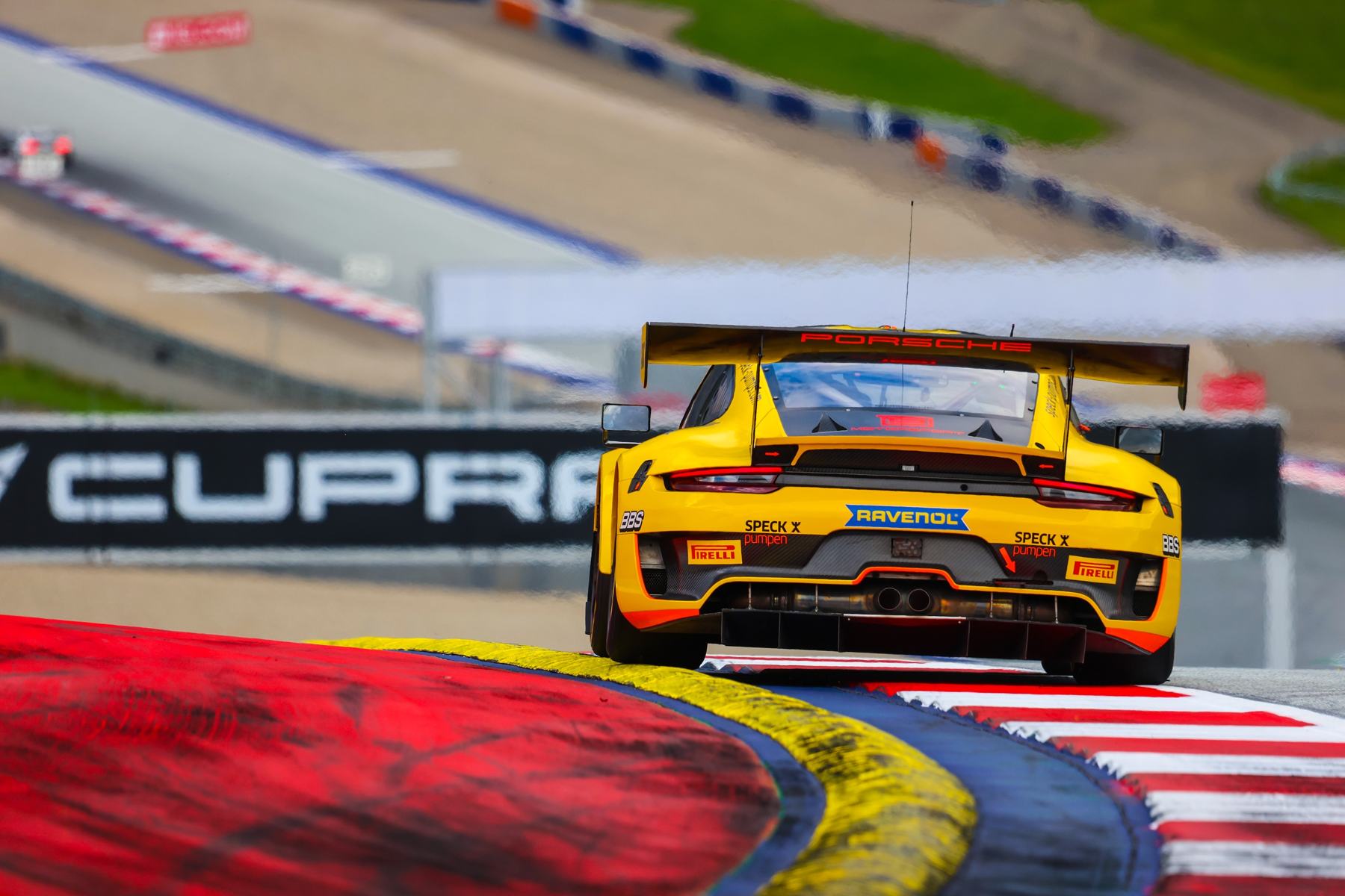 Porsche 911 GT3 R von hinten auf dem Randstein