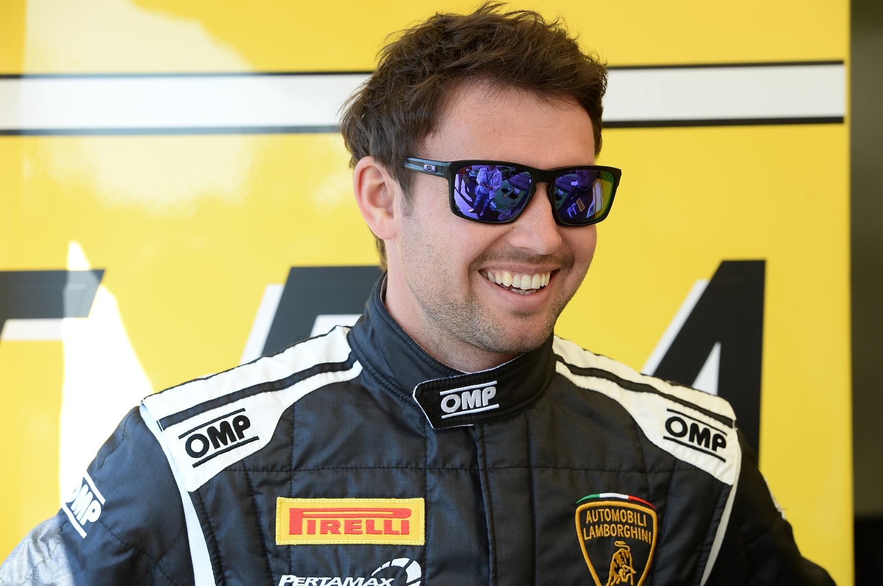 Gerhard Tweraser lachend im Lamborghini-Rennanzug
